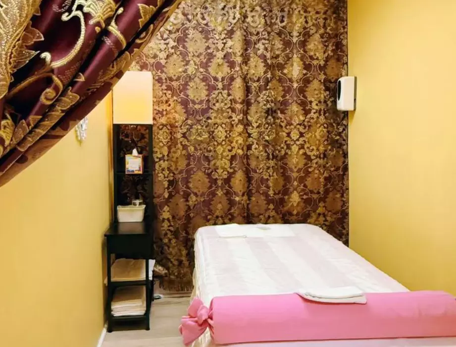 Relax & Rejuvenate: 60- or 90-Minute Deep Massage & Foot Reflexology