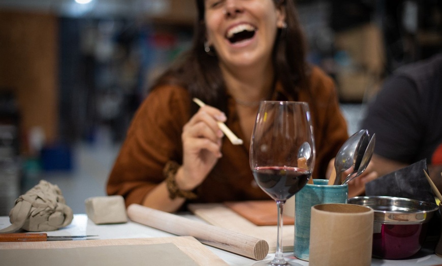 Image 1: Taller de cerámica para 1 o 2 personas con picoteo y vino ilimitado