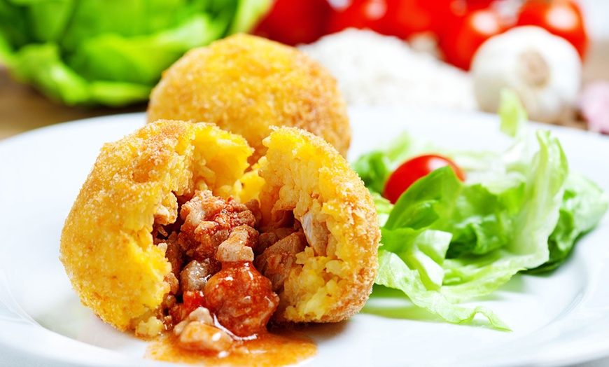 Image 1: 1 kg di arancini e cannoli 