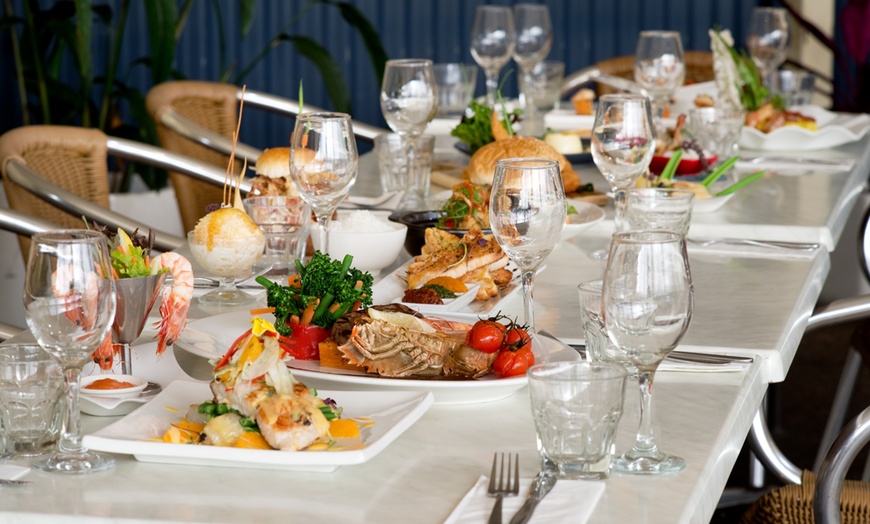 Image 4: Seafood Platter with Wine