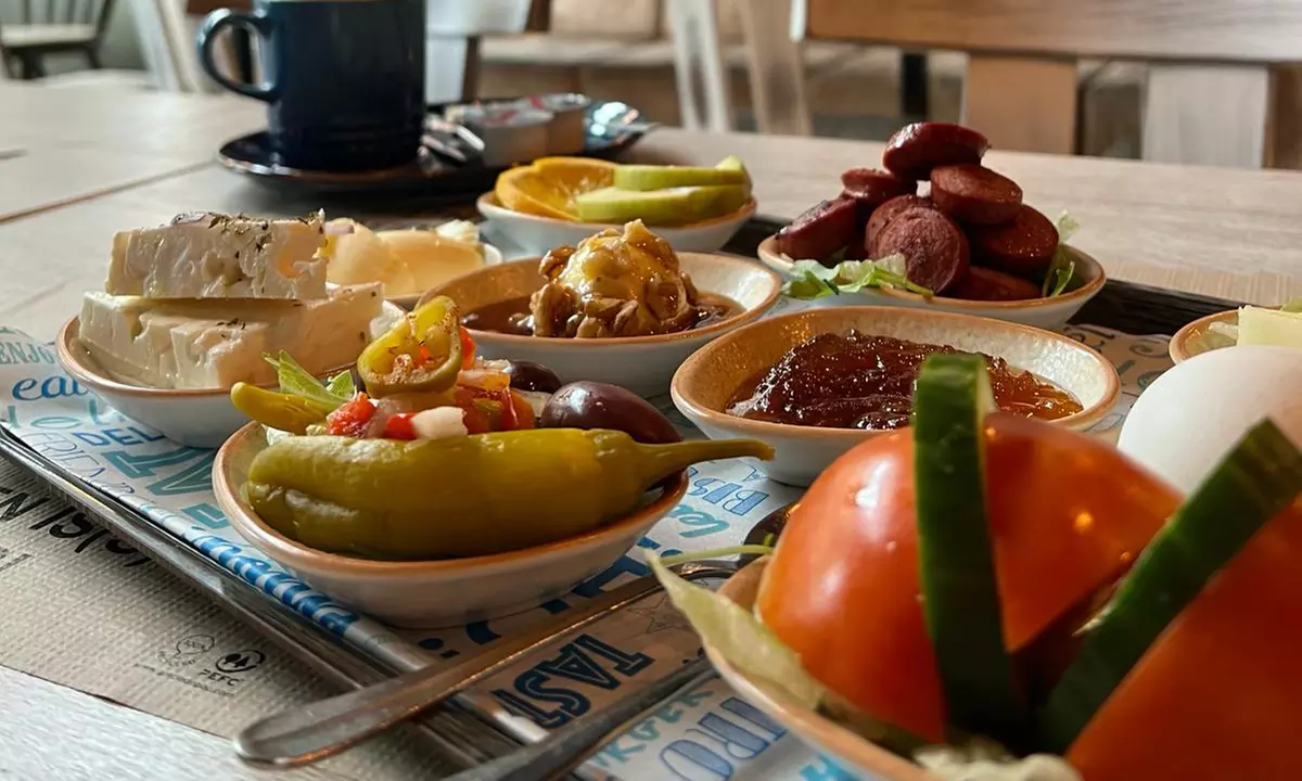 Wertgutschein über 10 € einlösbar für griechisches Frühstück