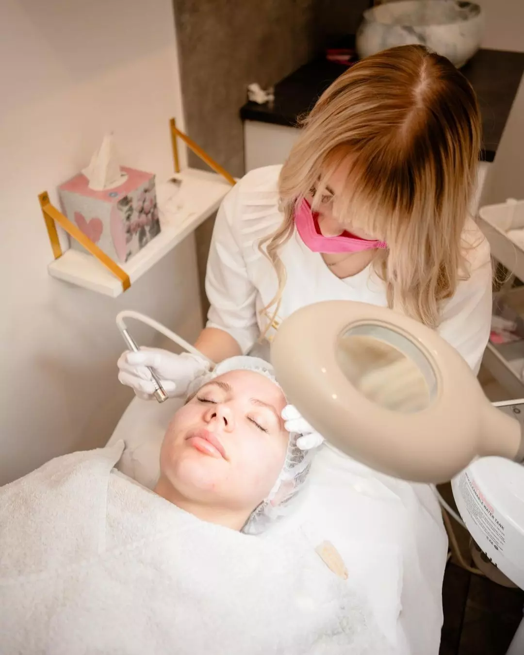 Diamant-Mikrodermabrasion für strahlende Haut und Eigenregeneration