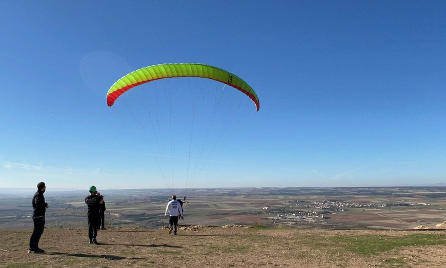 Image 1: Curso para volar en parapente para una persona en Íkaro Parapente