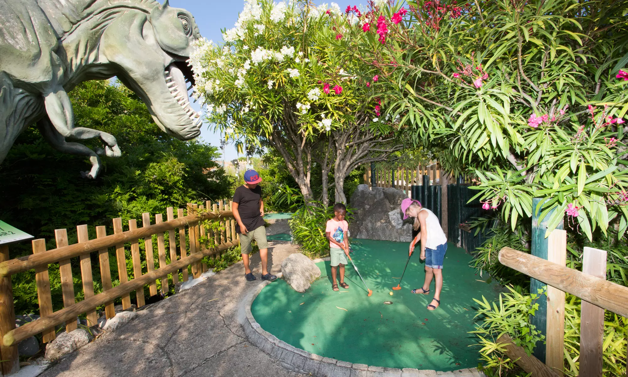 3 parcours de golf, décors féeriques et fun garanti pour petits et grands aventuriers ! (jusqu'à 31% de remise) - Second Medium