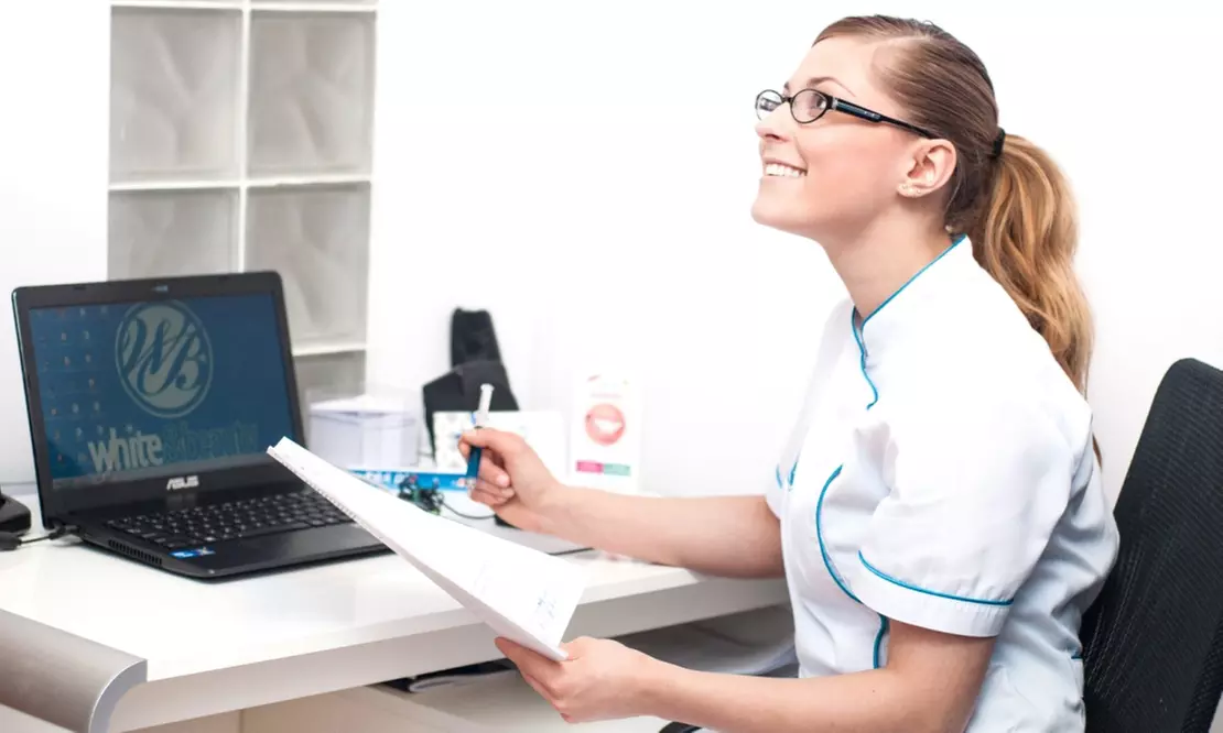 Wybielanie zębów lampą LED lub Beyond dla piękniejszego uśmiechu