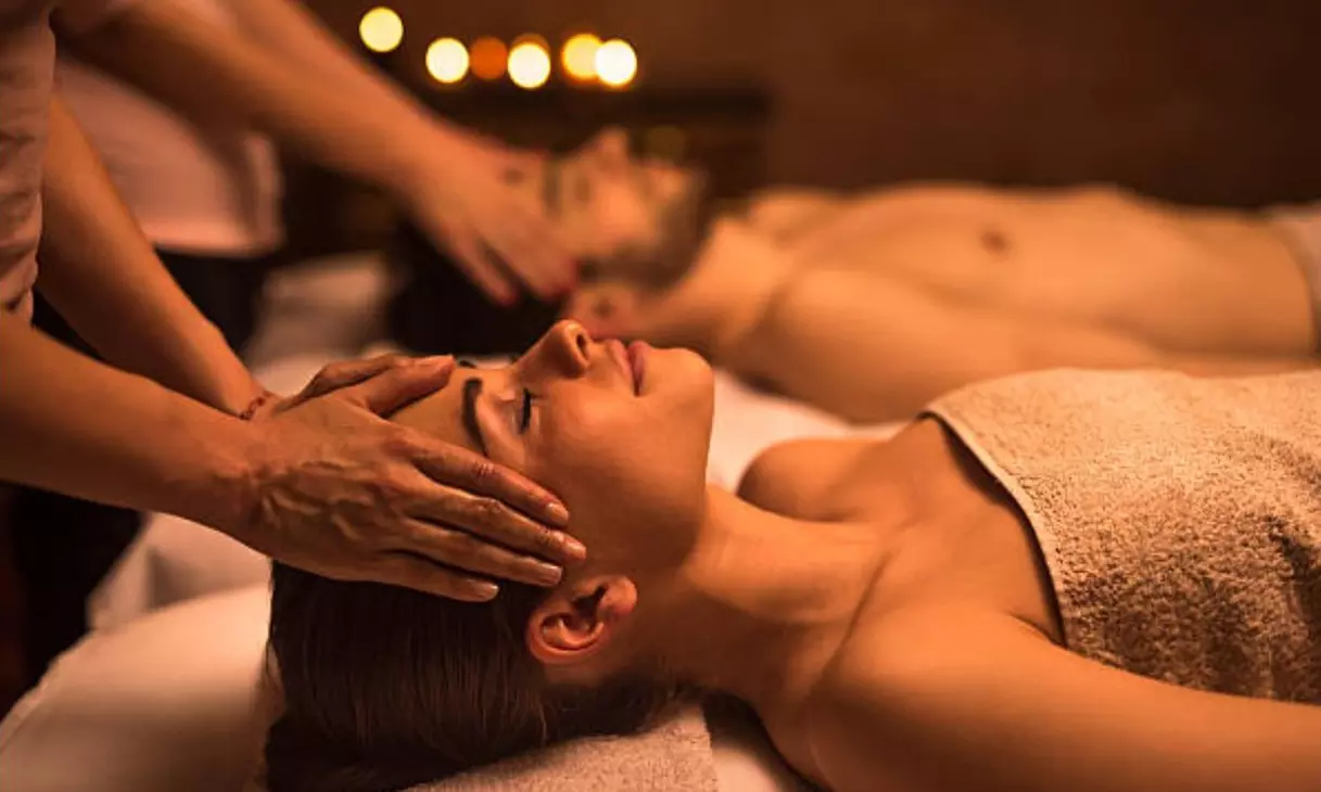 Masaje en pareja o a 4 manos de hasta 90 min con bombones e infusión y hasta 56% de descuento en Sentir de vida - Primary Image