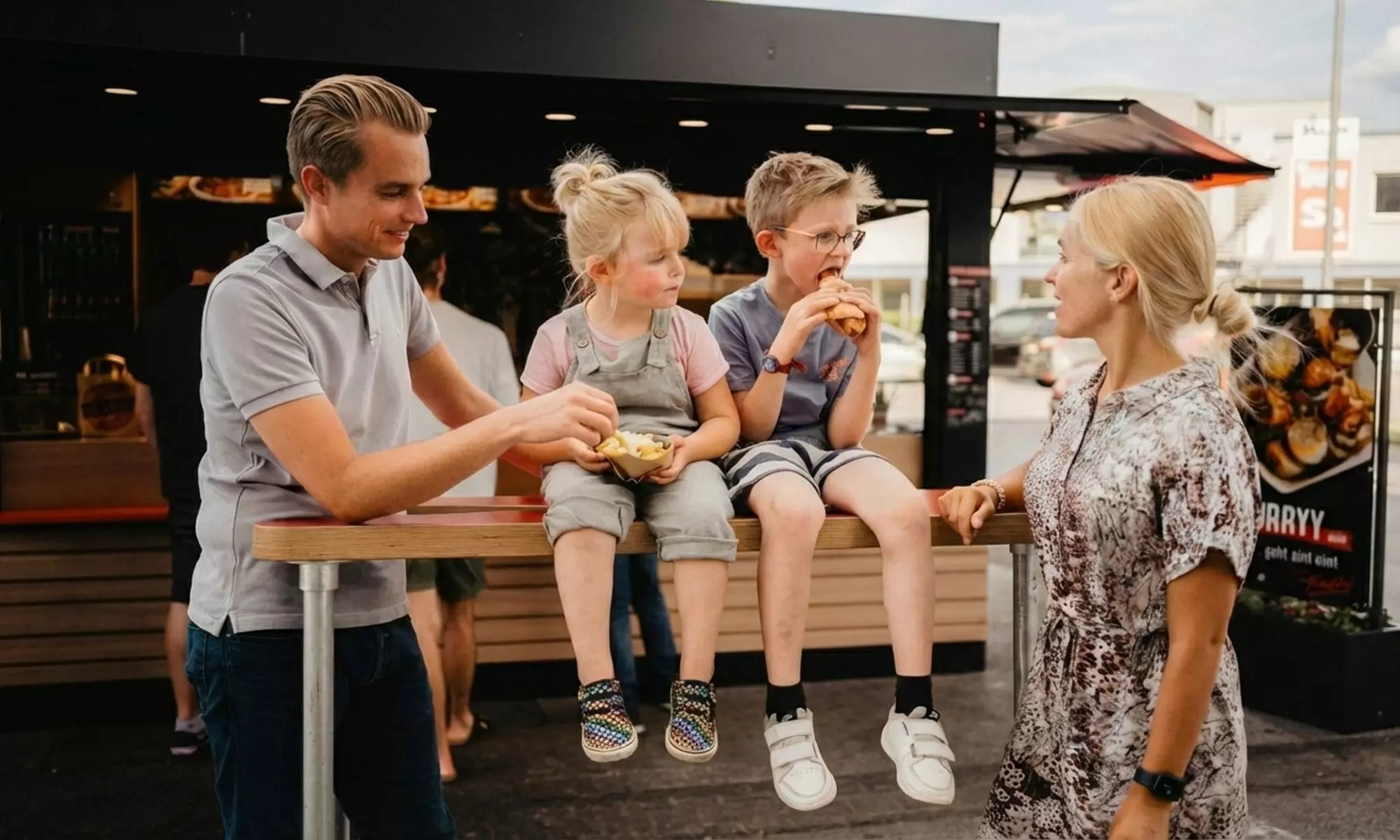 Curry Wurst, Curry-Wurst-Menü / vegane Variante mit Pommes & Getränk