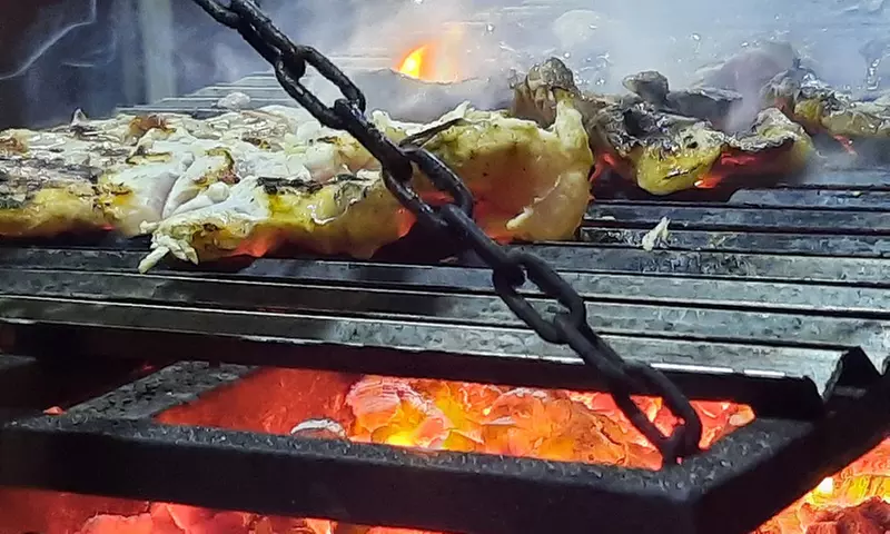 Menú para 2 o 4 personas con postre y bebida en Brasería El Colibrí