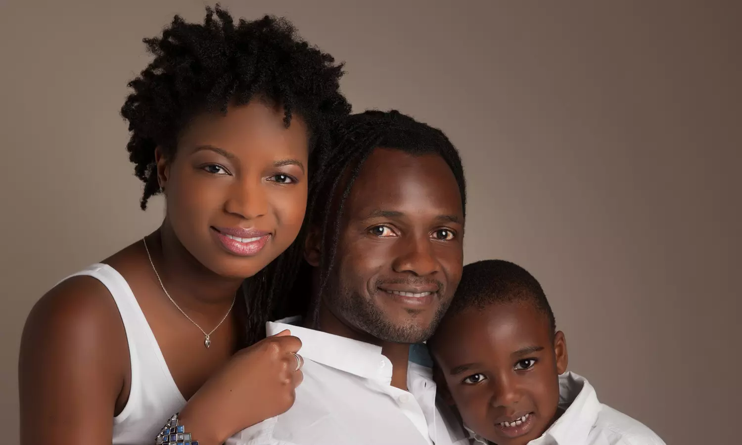 Family Photoshoot with Four Prints and Digital Image at Delamotte Studio - Image 7