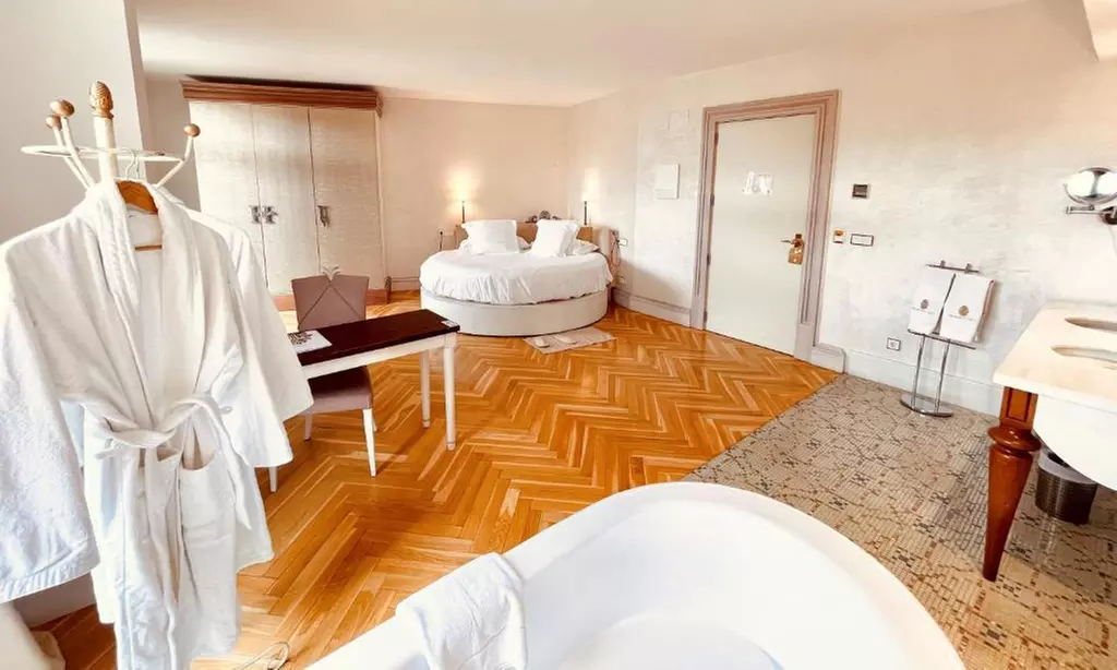 Úbeda: 1 o 2 noches con tren turístico y opción a desayuno, spa y cena para 2 personas en Hotel Palacio de Ubeda 5* - Primary Image