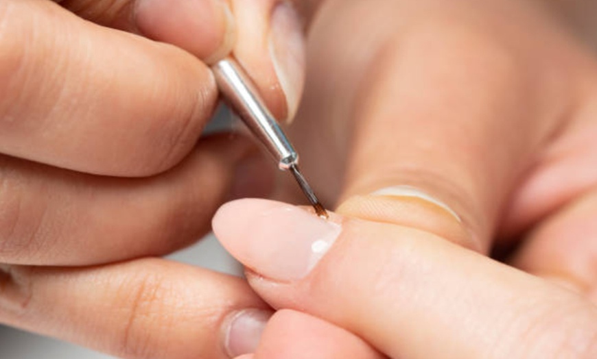 Image 15: Sesión de manicura o pedicura con esmaltado normal o semipermanente