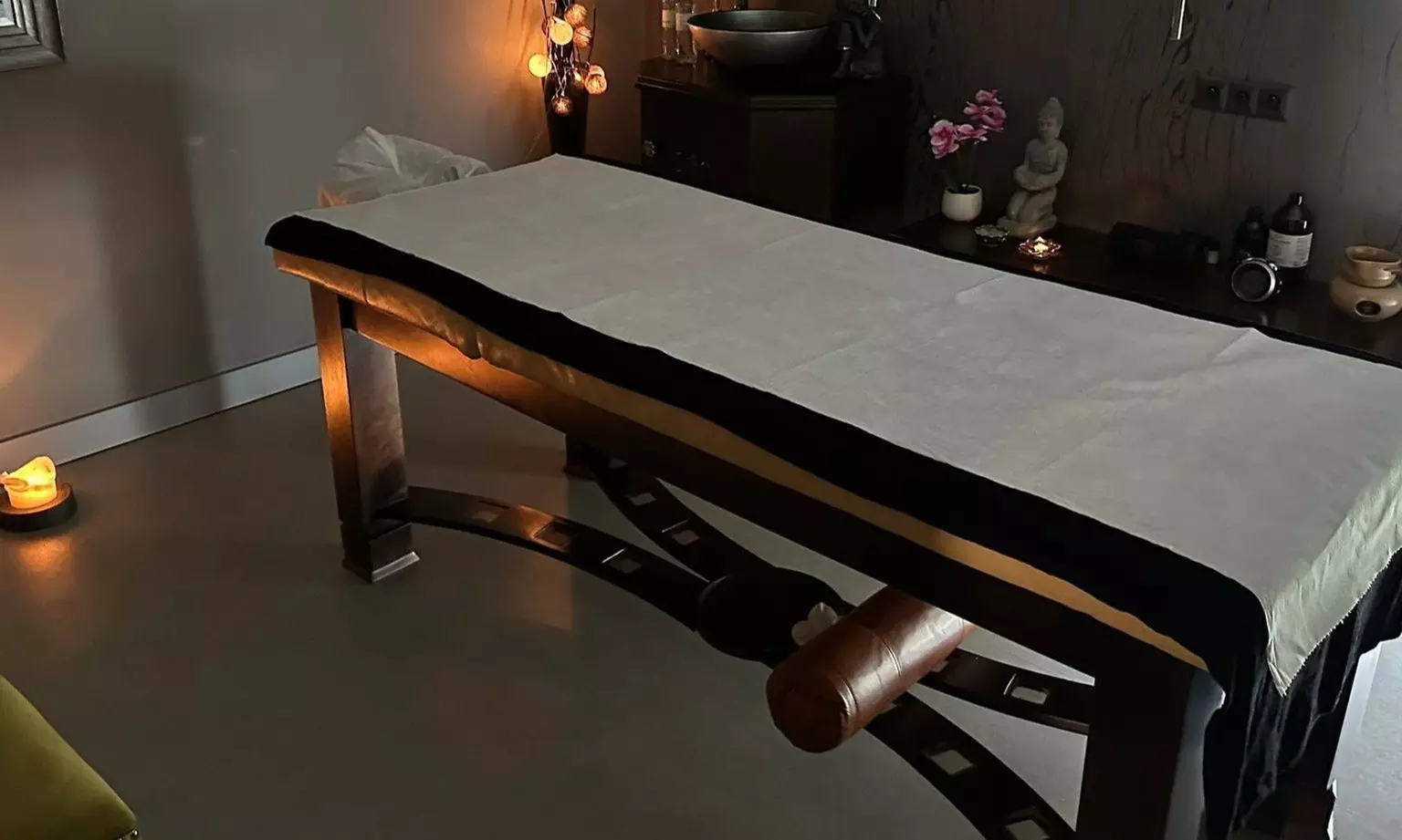 Ajurwedyjski rytuał piękna lub liftingujący masaż twarzy Upala