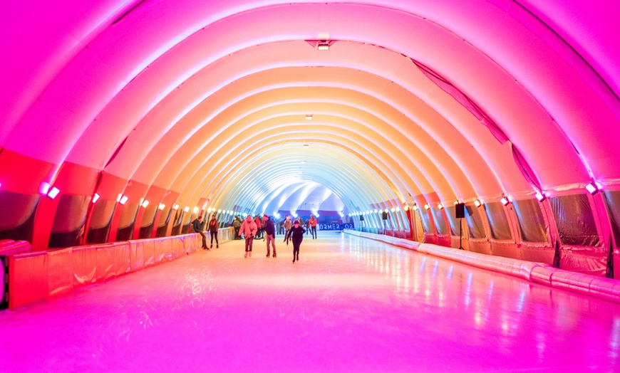 Image 2: Glijd het winterseizoen in met tickets voor de schaatsbaan Rotterdam