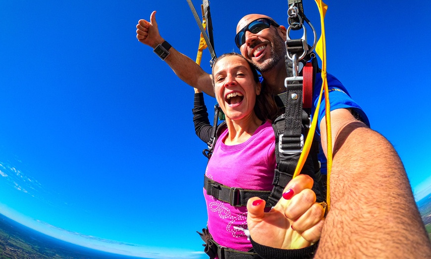 Image 3: Salto en paracaídas y caída libre desde 3000 m con iJump Gran Canaria