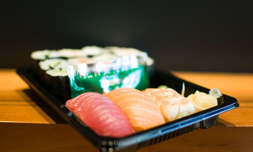 Image 8: Sushi Box to go für 1-2 Personen / Sushi Partyplatte für 4 Personen