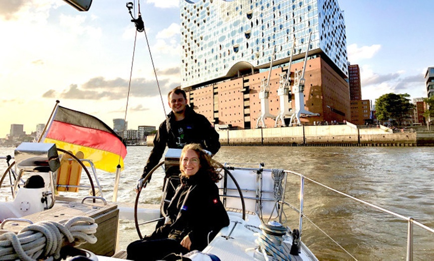 Image 4: 4-stündiger authentischer Segeltörn ab Hamburg für 1 oder 2 Personen