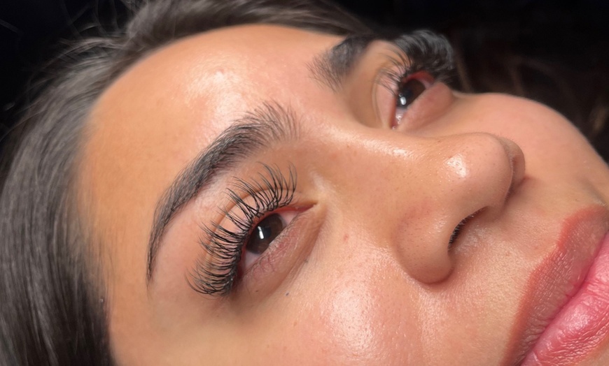 Image 3: Hybrid Eyelash Extensions or Eyelash Extensions with 3D or 6D Volumes