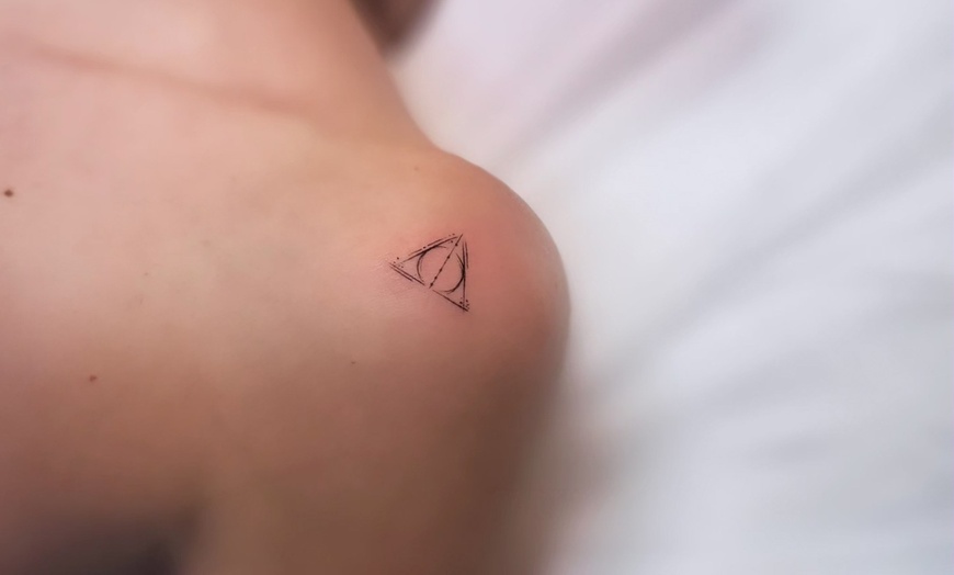 Image 11: 1 o 2 mini tattoos de línea fina y tinta negra de hasta 5 cm