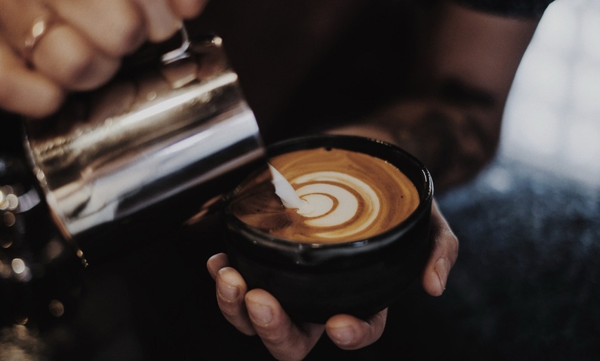 Image 3: Latte-Art-Schulung inkl. Zertifikat & Drinks für 1 oder 2 Personen
