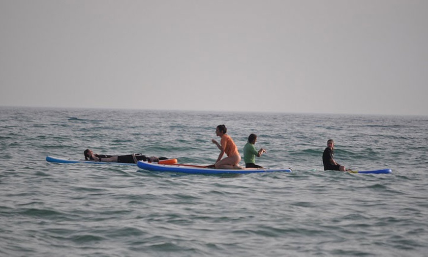 Image 2: ¡Descubre la emoción del mar con clases de Paddle Surf y Bodyboard!