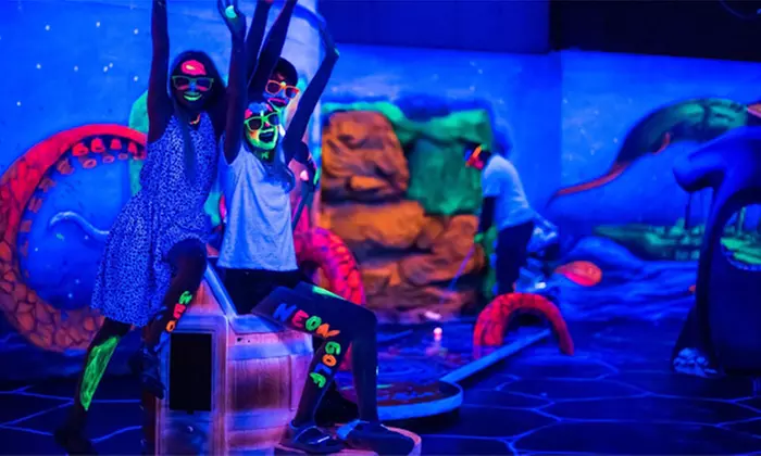 Schwarzlichtminigolf: 1,5 Std. 3D Neon Minigolf für 2 oder 4 Personen (gültig bis 31.03.2025) (bis 34% sparen) - Primary Image
