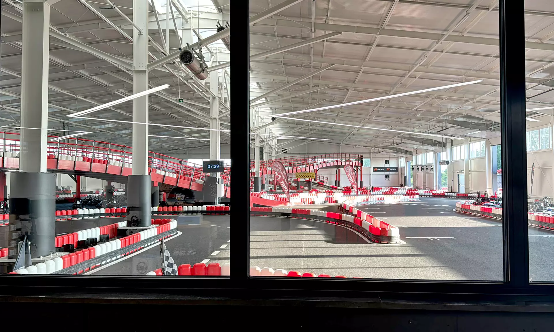 Do 33% zniżki na  w Simracing School