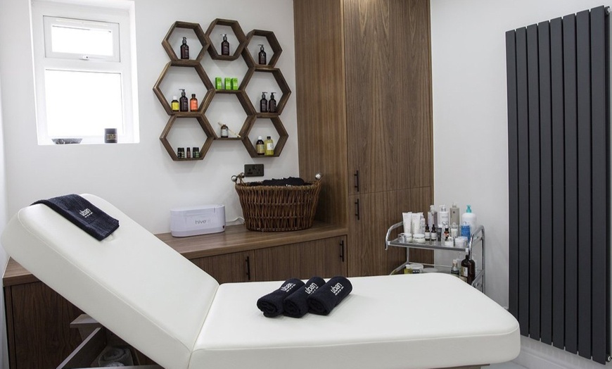 Image 6: Relax and Rejuvenate with a 60-Minute or 90-Minute G8 Massage at Uban Salon And Spa Studio (Up To 77% Off)