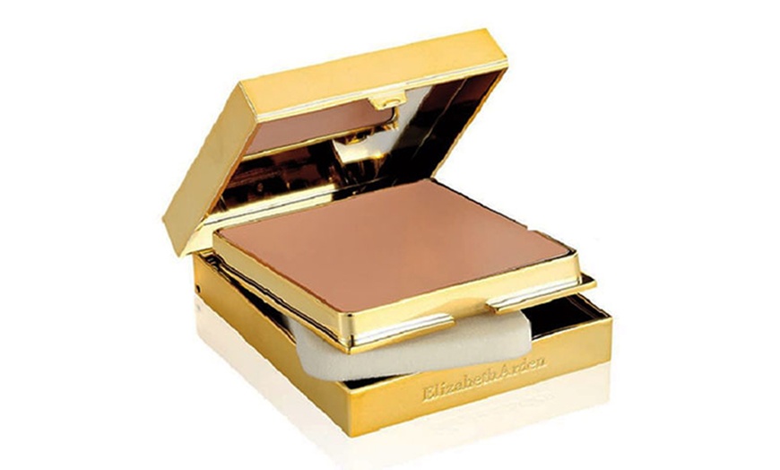 Image 2: Fond de teint Elizabeth Arden