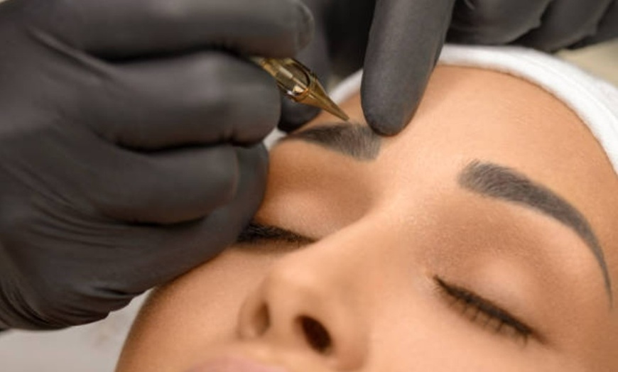 Image 7: Sesión de microblading o micropigmentación y diseño de cejas