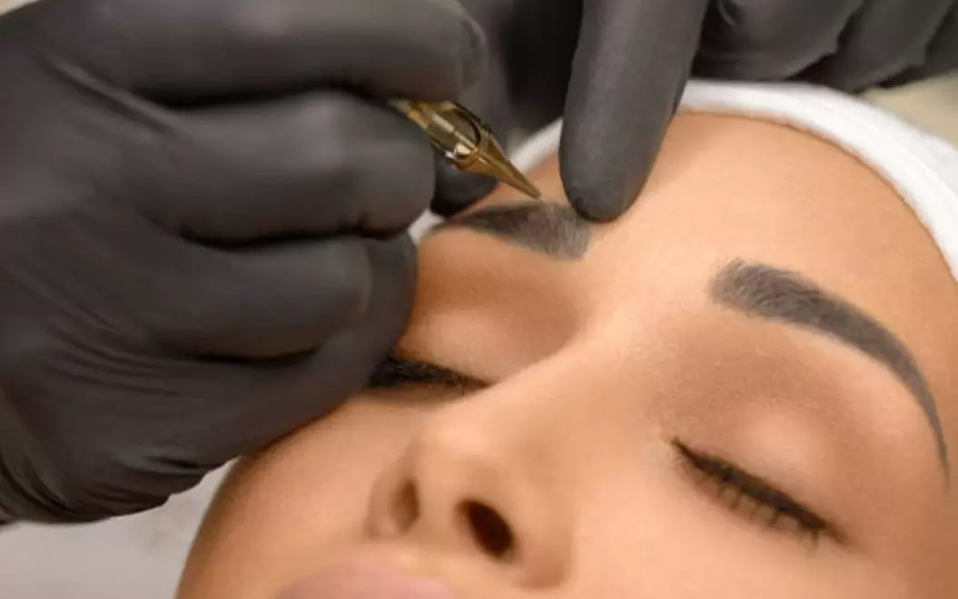 Microblading de cejas o micropigmentación en eyeliner o labios