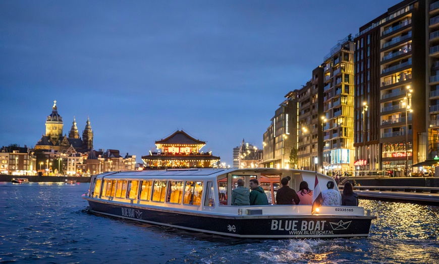 Image 5: Grachten vol lichtjes en legendes: een avondcruise door Amsterdam