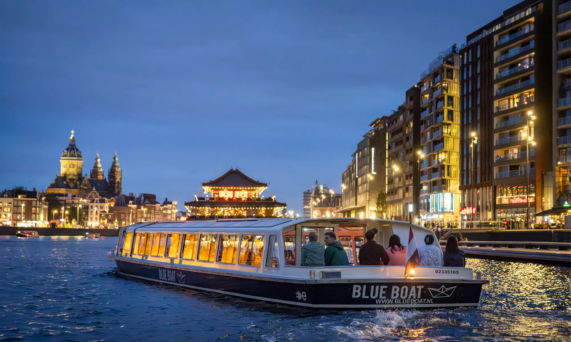 Grachten vol lichtjes en legendes: een avondcruise door Amsterdam