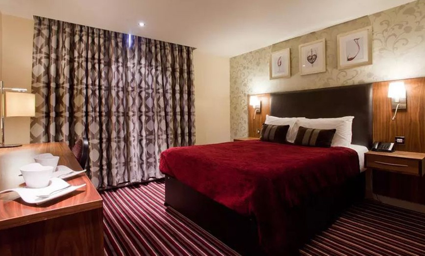 Image 16: Gloucester: 4* Double Room with Breakfast