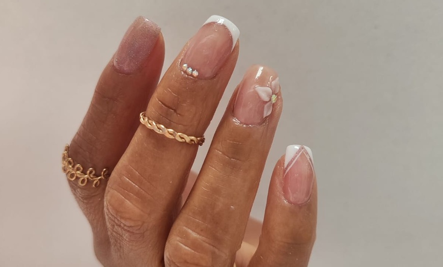 Image 13: 1 o 3 sesiones de manicura con diseño en una uña, pedicura o ambas 