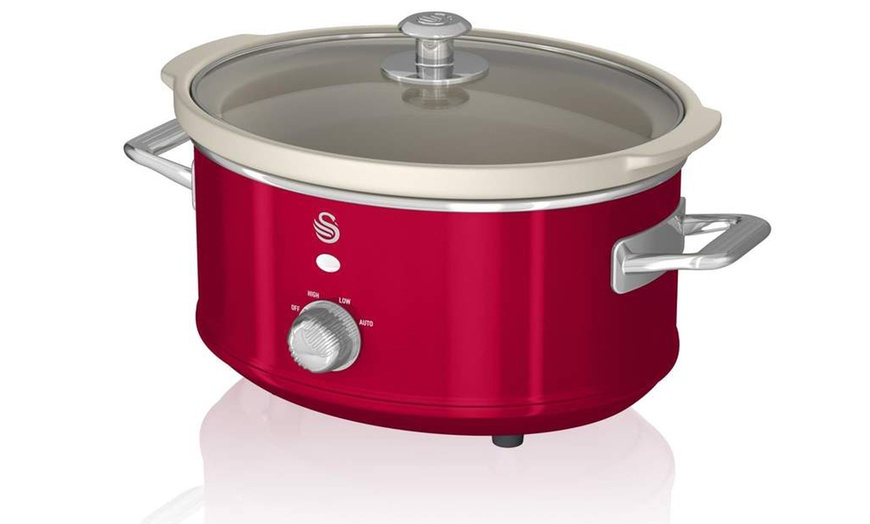 Image 6: Swan 1.5L, 3.5L or 6.5L Retro-Style Slow Cooker