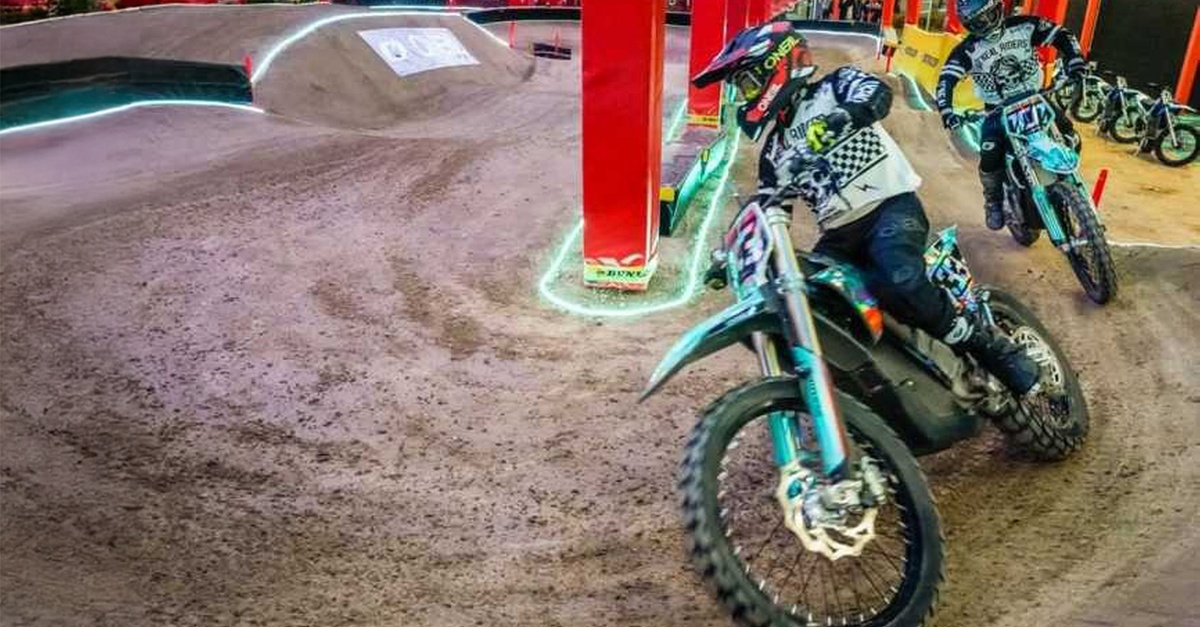 Experiencia de motocross indoor eléctrico en Madrid
