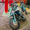 Image 1: Tanda de 15 minutos de motocross indoor eléctrico con o sin menú finde