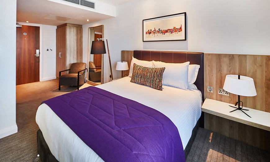 Image 4: Birmingham: 4* Deluxe Double Room Stay with Breakfast