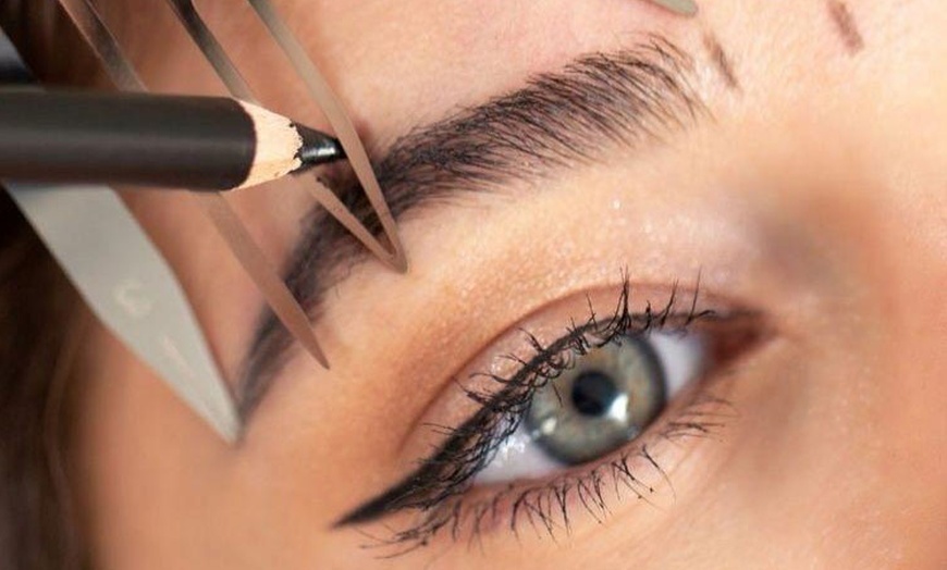 Image 1: Micropigmentación a elegir entre cejas y eyeliner con un retoque