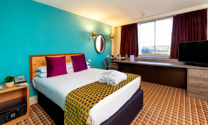 Image 3: 4* London: Superior Double Room Stay with Breakfast