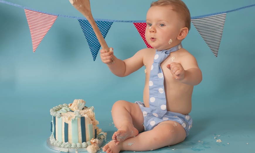 Image 2: Cake Smash and Splash Photoshoot