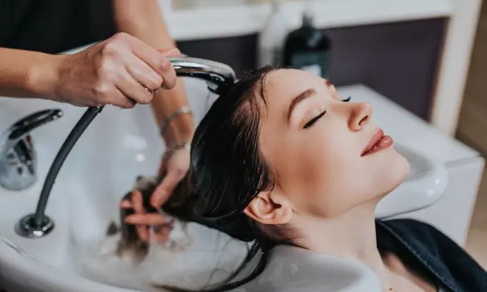 Sesión de peluquería con lavado, corte, tinte o mechas y peinado