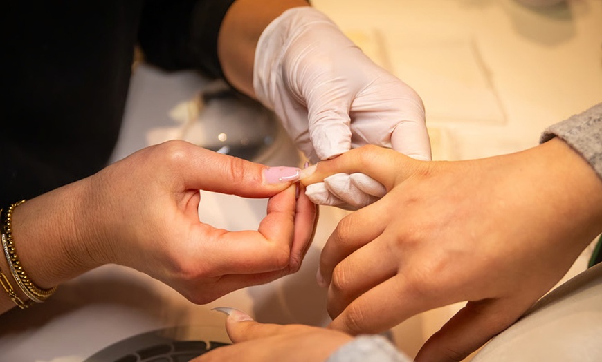 Image 1: Mani- und / oder Pediküre mit Lack und optionaler Gesichtsbehandlung