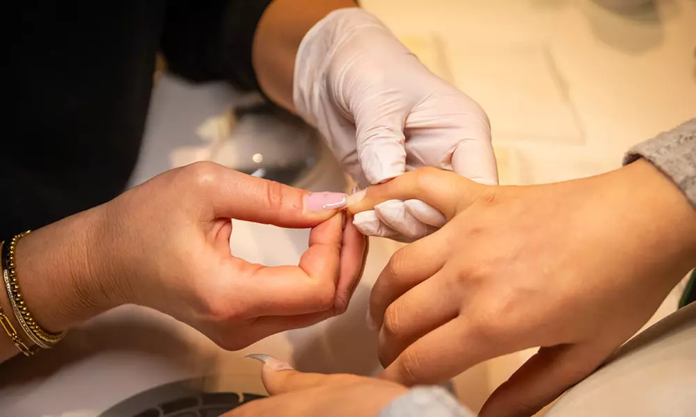 Mani- und / oder Pediküre mit Lack und optionaler Gesichtsbehandlung