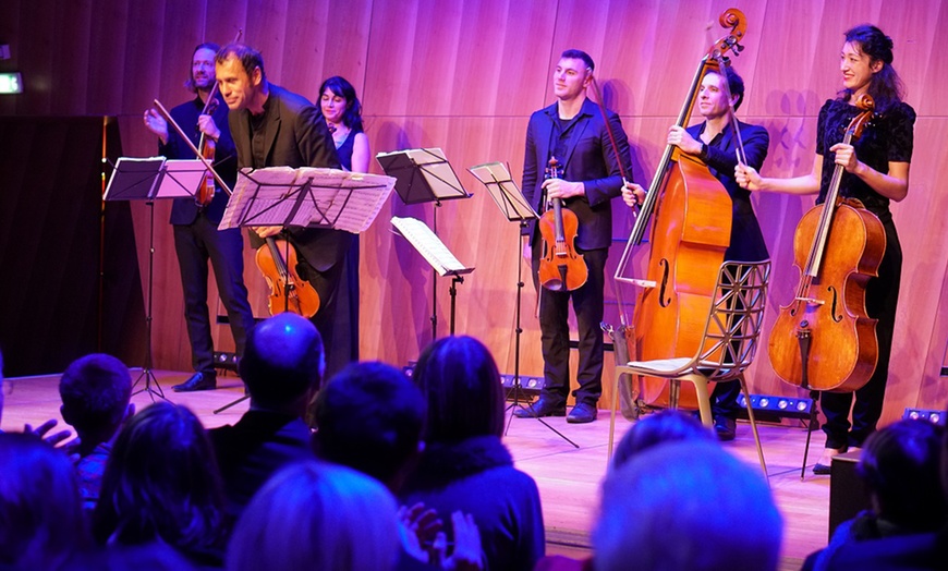 Image 1: Virtuosité musicale sous les étoiles : concert à la Tour Eiffel