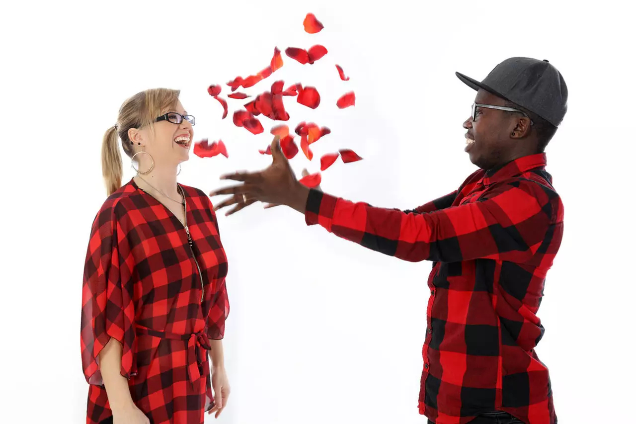 120 Min. Paar-Fotoshooting inkl. Styling und 2 Abzügen oder 1 Bild als Poster bei Art Of Moments (bis zu 87% sparen*) - Primary Image