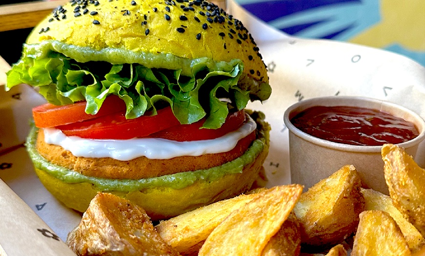 Image 11: Menú de hamburguesa con postres y bebida para 2 o 4 personas