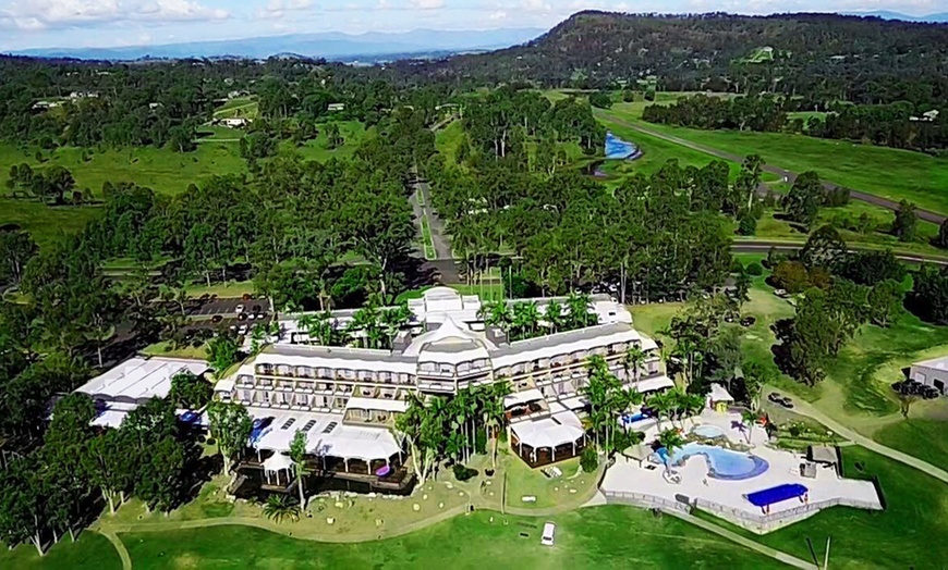 Image 3: Golf and Breakfast Buffet for Two