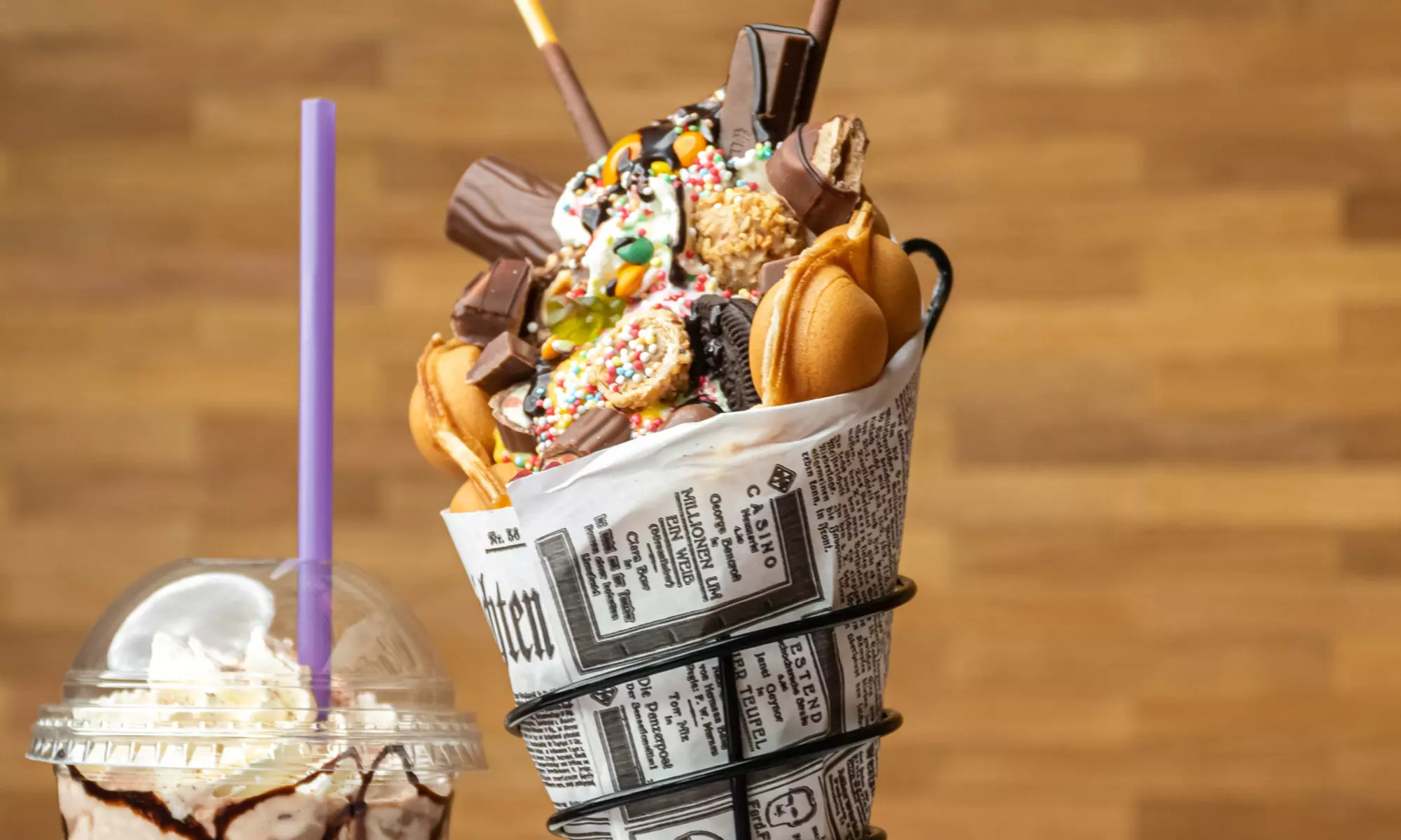 Signature Bubblewaffle inkl. 2 Eiskugeln & Heißgetränk für 1-4 Pers.