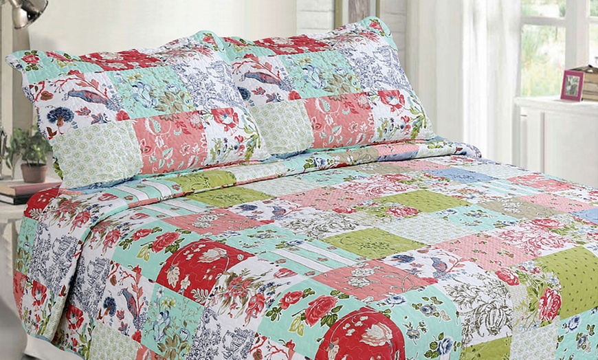 country-cottage-quilt-sets-3-piece-groupon